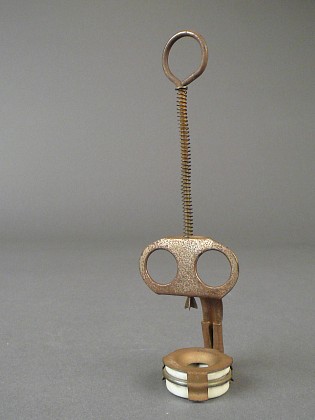 Form follows Function - Gerät zum Entsteinen von Kirschen