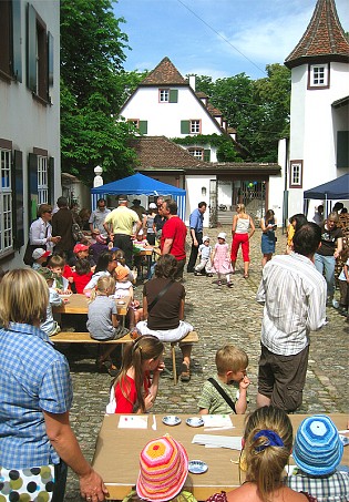 Die ganze Familie geniesst den Familien-Sonntag